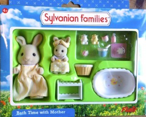 Sylvanian Families – UK Collection – Bath Time with Mother Set – Baby Donna & Mother Cecile Butterglove Rabbit with Accessories