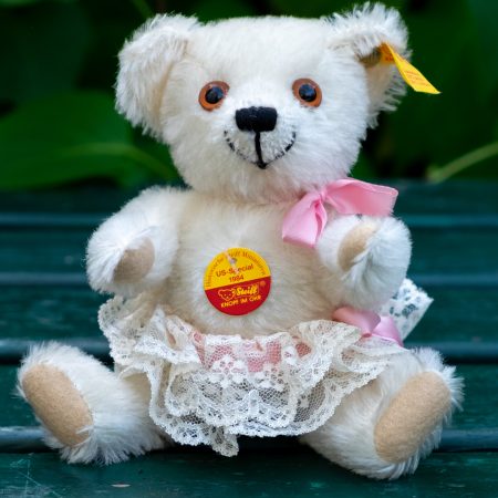 Teddy Bear Miniature with Lace Skirt – Steiff – US-Special 1984 – Historic Miniatures - Year 1997/1998 – EAN 029288 Teddy Bear Miniature with Lace Skirt – Steiff – US-Special 1984 – Historic Miniatures - Year 1997/1998 – EAN 029288
