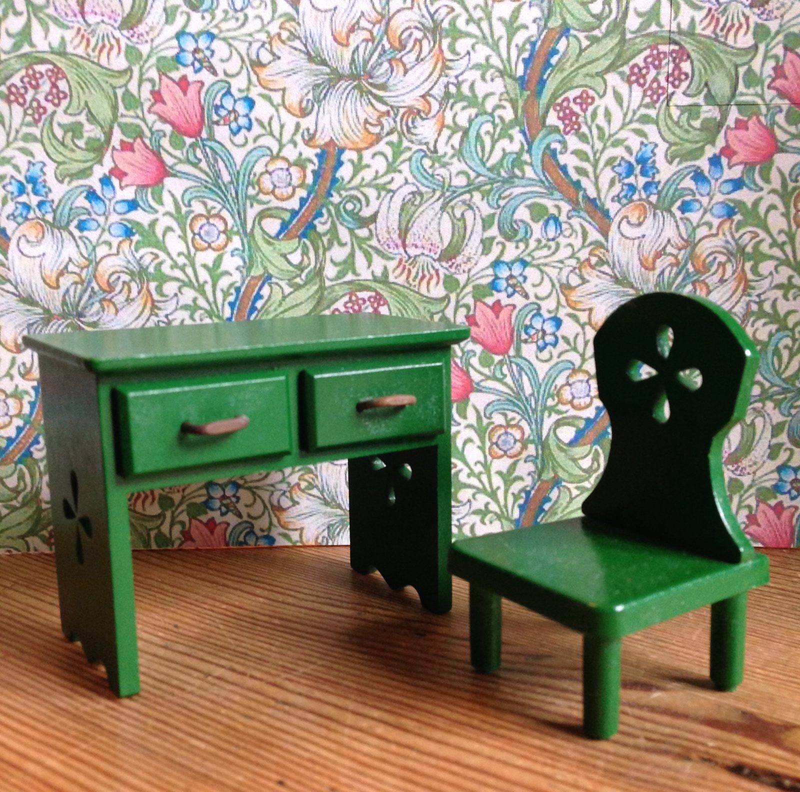 Sylvanian Families – Green Desk / Writing Table with Chair Sylvanian Families – Green Desk / Writing Table with Chair