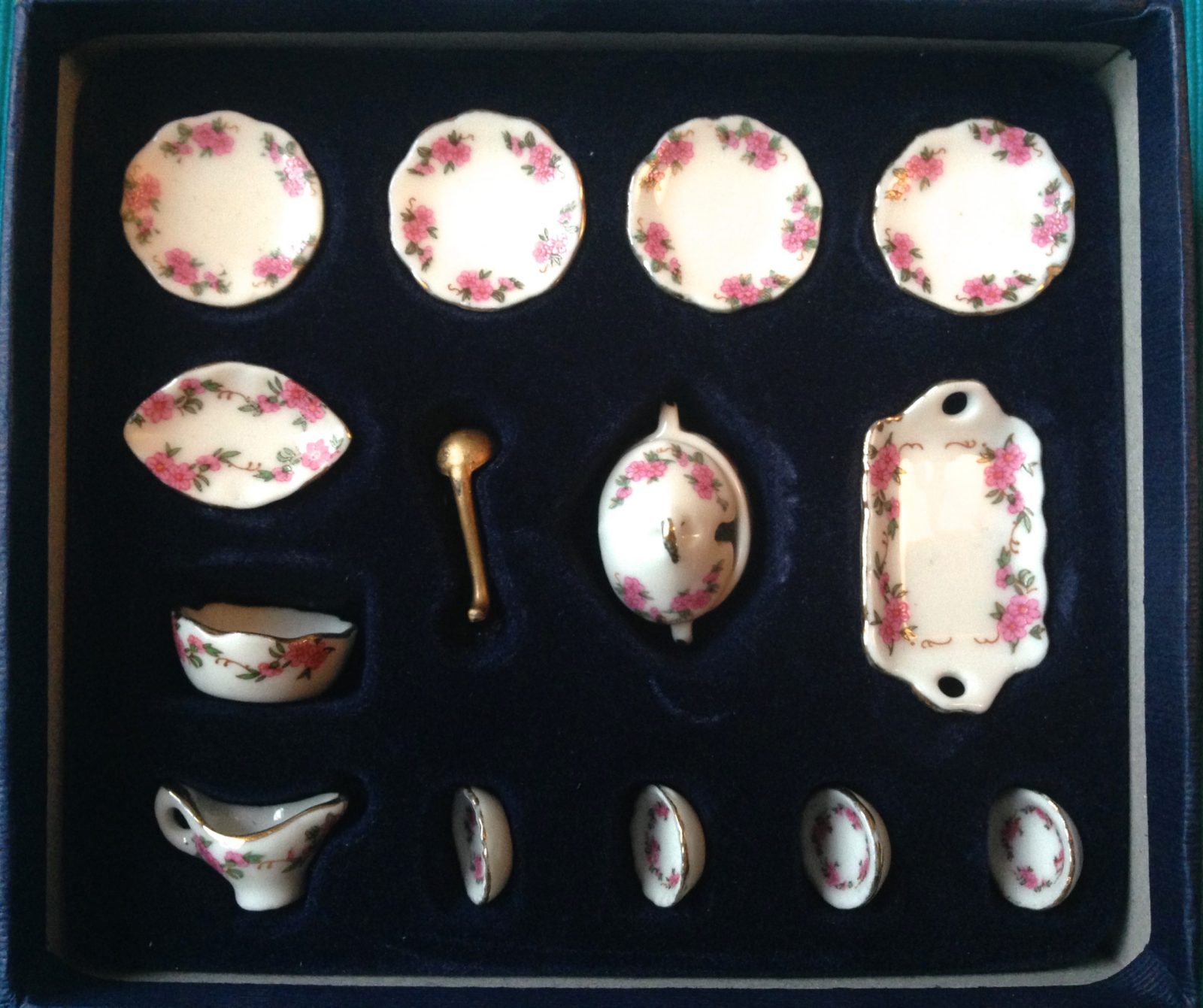 China / Porcelain Dinner / Soup Set – Pink Flowery pattern – 15 parts China / Porcelain Dinner / Soup Set – Pink Flowery pattern – 15 parts