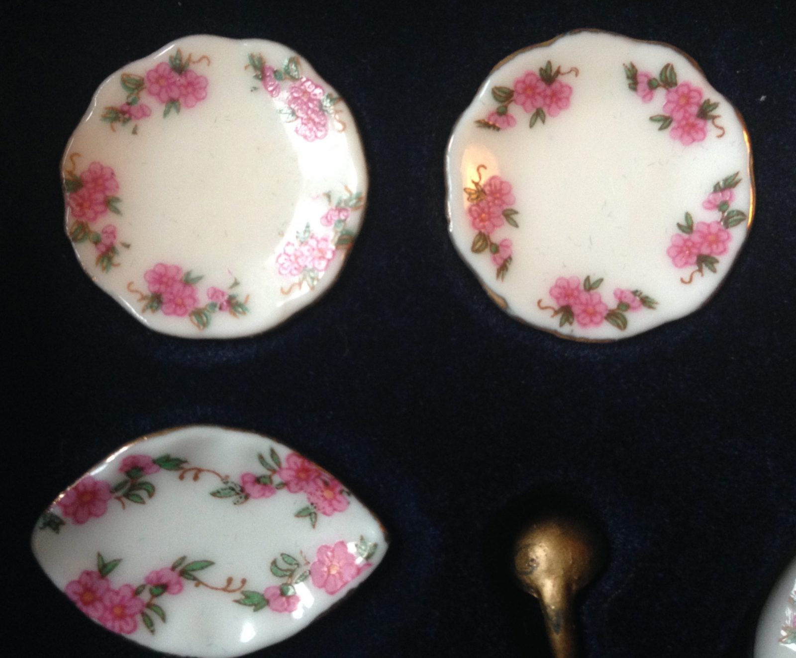 China / Porcelain Dinner / Soup Set – Pink Flowery pattern – 15 parts China / Porcelain Dinner / Soup Set – Pink Flowery pattern – 15 parts - Image 2