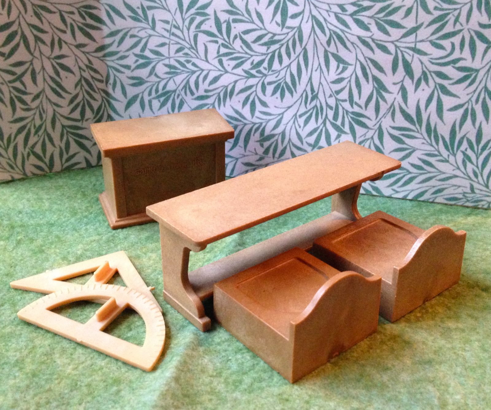 Sylvanian Families – School furniture: Lectern, Bench, Chairs, etc ...