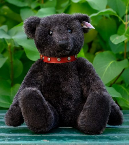 Steiff - Black Bear with Red Leather Necklet - Special limited edition of 3000 - Year 2004 - Elephant logo button - EAN 038150 - Image 2
