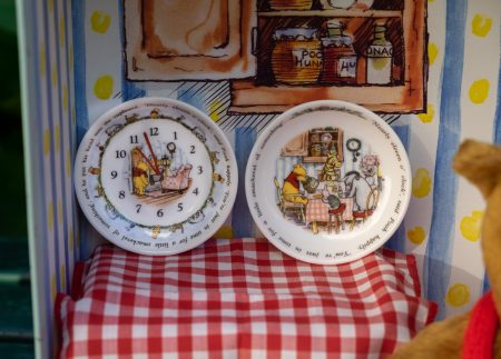 Winnie-the-Pooh in his Kitchen - Gabrielle Designs and Royal Doulton - Ltd. ed. of 5000 - 1990s - Image 4