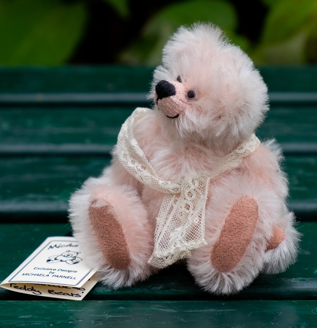 Micha Bears - Rosabelle - by Michaela Parnell - Ltd. ed. 4/10 Exclusive to Teddy Bears of Witney - Early 2000s - Handmade in England Micha Bears - Rosabelle - by Michaela Parnell - Ltd. ed. 4/10 Exclusive to Teddy Bears of Witney - Early 2000s - Handmade in England - Image 3